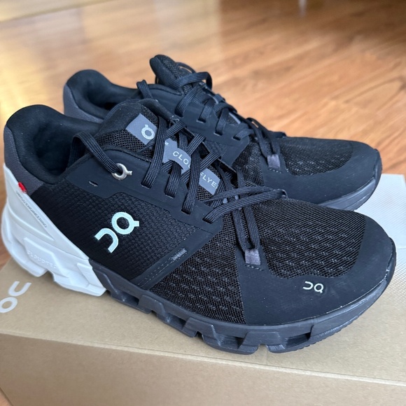 ON Cloudflyer 4 Wide “Black / White” – Women’s 8.5 (Worn Once) - Picture 2 of 9